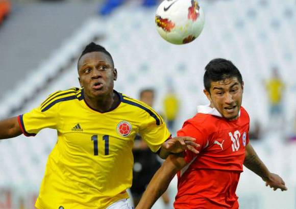 AP - Colombia no aprovech&#243; el hombre de m&#225;s en la cancha y los australes tuvieron las m&#225;s claras oportunidades tras la expulsi&#243;n del volante de marca Claudio Baeza.