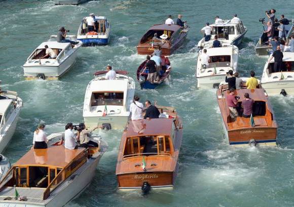 AP - Su recorrido por el Canal Grande de Venecia fue acompa&#241;ado por los numerosos reporteros gr&#225;ficos que les han seguido durante estos cuatro d&#237;as de celebraciones.