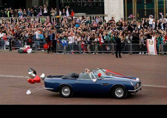 AP - El pr&#237;ncipe Guillermo sali&#243; este viernes del palacio de Buckingham junto a su mujer Catalina, duquesa de Cambridge, conduciendo un Aston Martin descapotable que llevaba la placa de &quot;reci&#233;n casados&quot;.