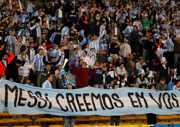 AP - No hubo cuestionamientos como los que abundaron en los d&#237;as previos y en las tribunas se ve&#237;an carteles con inscripciones como &quot;Perd&#243;nalos Messi, no saben lo que dicen&quot; y &quot;Pulga, no est&#225;s s&#243;lo. Nos tienes a nosotros&quot;.