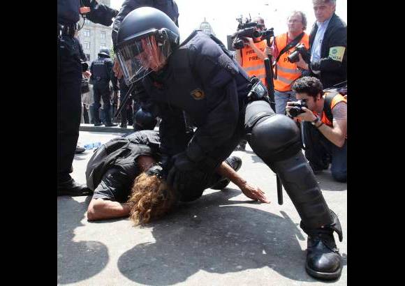 Reuters - El movimiento indicó que la policía actuó de forma violenta y desproporcionada" además de llevarse computadores y material de contacto y de lanzar pelotas de goma y gas pimienta contra los acampados.