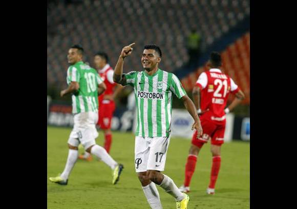 JAIME P&#201;REZ - El festejo del goleador del barrio popular, luego de marcarle el segundo gol al Santa Fe.