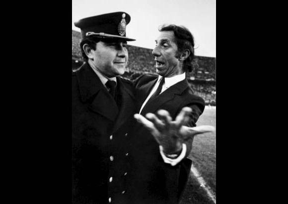 Archivo - Carlos Bilardo cuando dirig&#237;a a Argentina en la d&#233;cada de los ochenta. Hoy es el coordinador de toda las selecciones gauchas.