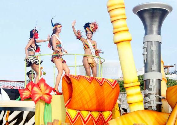 Foto Colprensa - Cartagena se convirti&#243; en un gran carnaval, con el tradicional desfile de carrozas, que dio inicio a las fiestas populares y a las actividades centrales del Concurso Nacional de Belleza. Las 25 candidatas estuvieron radiantes.