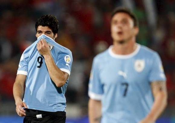 AP - En el segundo tiempo Uruguay sali&#243; decidido a darle vuelta al partido pero un disparo de Alejandro Silva se estrell&#243; en el palo.