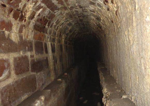 Cortes&#237;a John Alex&#225;nder G&#243;mez Usme - Bajo la casa hay estructuras de ladrillo macizo, construidas a cuatro metros de profundidad.