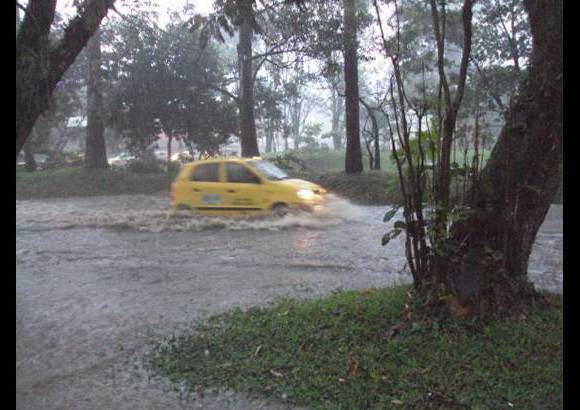 Cortesía Vanesa Rueda León - La intensa lluvia, acompañada de granizo y fuertes vientos, paralizó las principales vías de Medellín y parte del Área Metropolitana. Por fortuna, no hubo personas lesionadas.