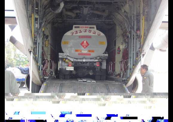 Cortes&#237;a - Fuerza A&#233;rea transporta carros cisterna con combustible para abastecer zonas sin el l&#237;quido