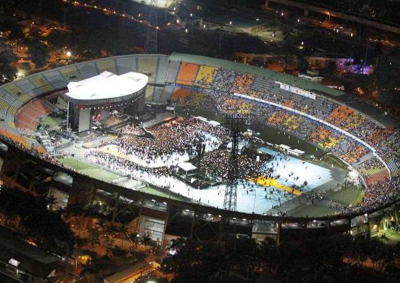 Robinson S&#225;enz - Sobrevuele junto con EL COLOMBIANO el concierto de Madonna. Las grader&#237;as se comienzan a llenar cada vez m&#225;s y a nadie le importa la lluvia, ni la espera, todos quieren ver a su artista.