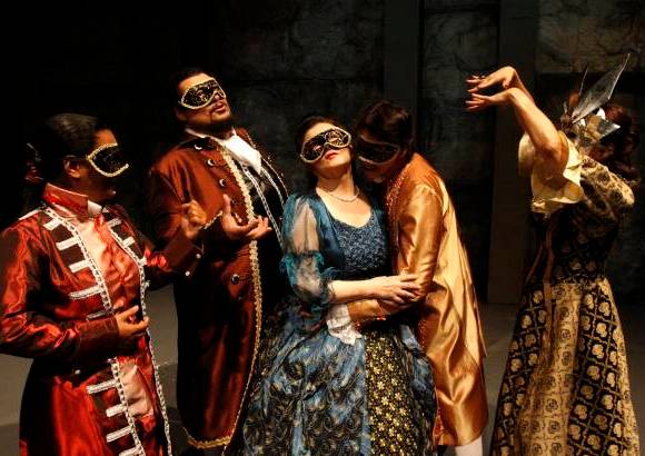 Edwin Bustamante - En este Baile de M&#225;scaras, la traici&#243;n, el crimen y el amor imposible son los invitados especiales. Se desarrolla en escenarios m&#237;sticos como el palacio real, la guarida de una hechicera y un campo de ejecuciones.