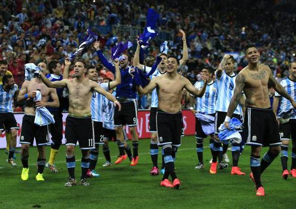 FOTO AFP - Por tercera vez en la historia habr&#225; final entre la albiceleste y los alemanes, con un t&#237;tulo por lado. La &#250;ltima final de Argentina justamente fue ante los germanos. R&#237;o de Janeiro ser&#225; el privilegiado escenario de un hist&#243;rico desempate entre dos potencias del f&#250;tbol mundial.