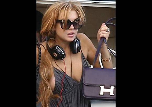 - Lohan mostr&#243; un seno por accidente cuando se bajaba de un helic&#243;ptero en Brasil.