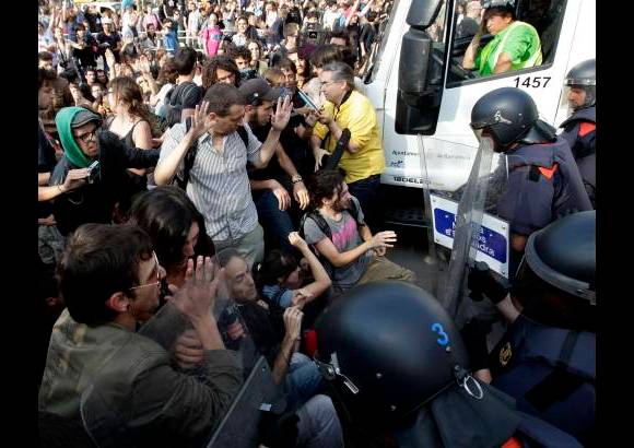 Reuters - La policía autonómica catalana despejó la plaza de Cataluña en Barcelona, donde acampaban integrantes de un movimiento contra el desempleo y las medidas de austeridad conocido como "indignados", en medio de enfrentamientos entre manifestantes y agentes de seguridad.