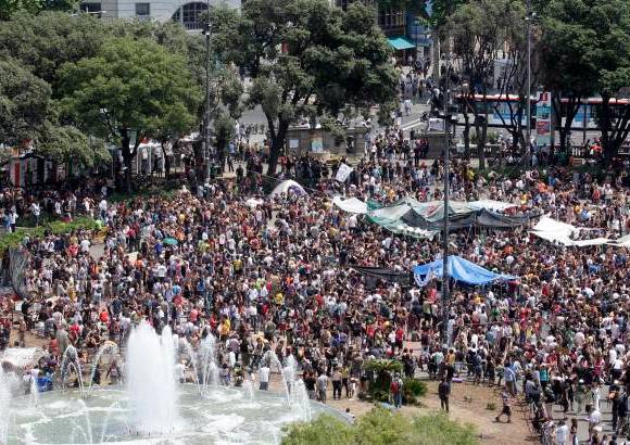 Reuters - Los indignados permanecen acampados en la céntrica Plaza de Cataluña de Barcelona desde hace dos semanas.