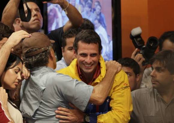 Reuters - Los simpatizantes de Capriles reconocieron la labor de su candidato minutos después de que se conocieran los resultados de las elecciones y este diera su discurso.