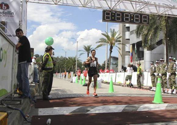Esteban Jaramillo y Sebastián Salazar - Más de 10 mil competidores se dieron cita en esta histórica cita deportiva que se corría en las modalidades de 5, 10, 21 y 42 kilómetros.