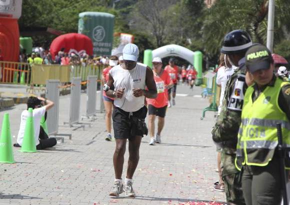 Esteban Jaramillo y Sebastián Salazar - Más de 10 mil competidores se dieron cita en esta histórica cita deportiva que se corría en las modalidades de 5, 10, 21 y 42 kilómetros.