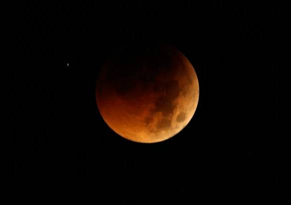 AP - En algunos lugares del planeta se pudo admirar una Luna naranja o rojo intenso.