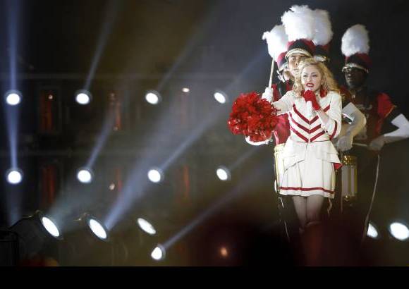 Reuters - En el ecuador del concierto ha aparecido sobre el escenario el trío vasco Kalakan, que han interpretado su tema en euskera Sagarra Jo.