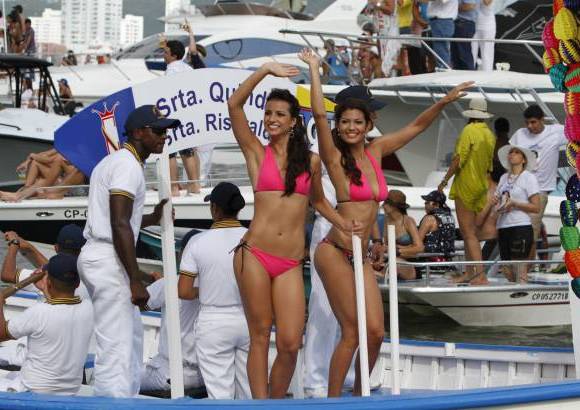 Colprensa - En este tradicional evento, las candidatas recorrieron la bahía de Cartagena, acompañadas de los cadetes de la Escuela Naval. La cita final fue en el Club Naval, donde las candidatas desfilaron en un acto de carácter benéfico para la Acción Social Naval.