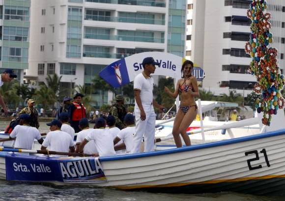 Colprensa - En este tradicional evento, las candidatas recorrieron la bahía de Cartagena, acompañadas de los cadetes de la Escuela Naval. La cita final fue en el Club Naval, donde las candidatas desfilaron en un acto de carácter benéfico para la Acción Social Naval.