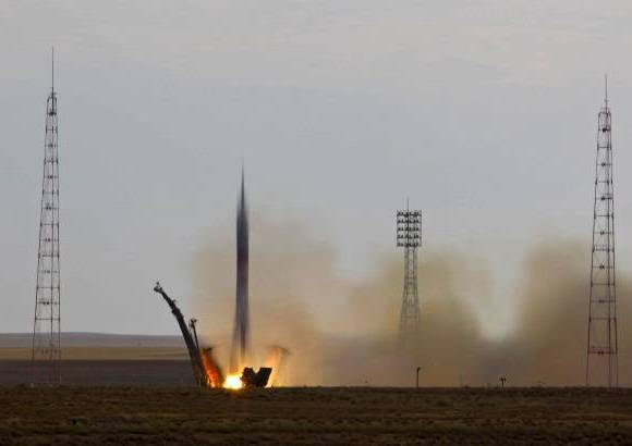 Reuters - La nave rusa Soyuz TMA-05M parti&#243; este domingo rumbo a la Estaci&#243;n Espacial Internacional (EEI) con tres cosmonautas a bordo que completar&#225;n durante los pr&#243;ximos seis meses un experimento cient&#237;fico para prevenir los desastres naturales en nuestro planeta.