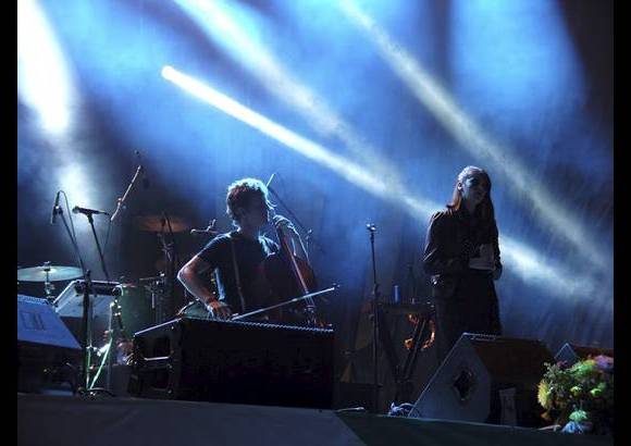- Una puesta en escena muy distinta al m&#225;quinas live set ha presentado Mr. Bleat con Mat&#237;as Uribe en el chelo.