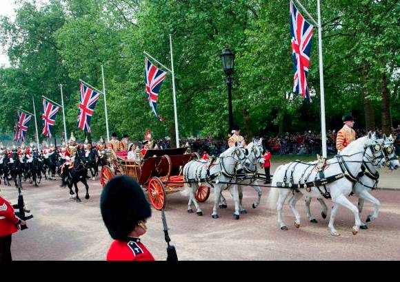 AP - En una jornada nubosa pero sin lluvia, la carroza march&#243; por las calles de Londres acompa&#241;ada por la guardia real montada a caballo y seguida por varios carruajes en los que iban Isabel II, el duque de Edimburgo y otros miembros de la familia real.