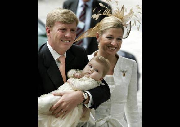 AP - El entonces pr&#237;ncipe heredero holand&#233;s William-Alexander y su esposa Maxima Zorreguieta con la beb&#233; Catharina-Amalia en 2004.