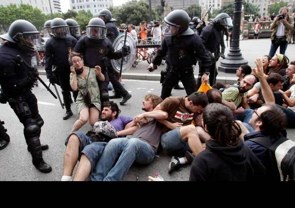 Reuters - La intervención policial, llevada acabo conjuntamente por la Policía autonómica de Cataluña y la Guardia Urbana, se saldó con un detenido y más de 120 heridos, entre ellos 37 policías.