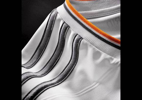 COLPRENSA - Para la presentación de la nueva camiseta posaron Iker Casillas, Karim Benzema, Marcelo y después toda la plantilla posó sobre el césped del estadio Santiago Bernabéu.