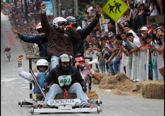 Hernán Vanegas - Las lomas del barrio Buenos Aires vieron descender a estos vehículos a gran velocidad. El vértigo hizo vibrar a los participantes.