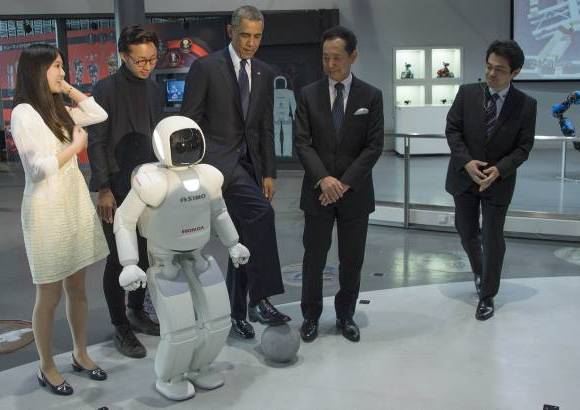 AFP - Barack Obama conoce el robot humanoide de Honda, Asimo.