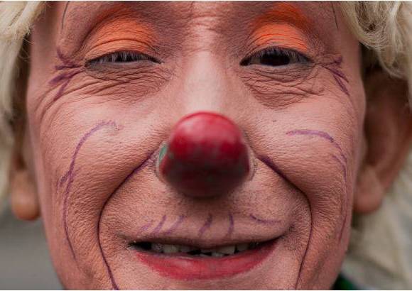 AP - El payaso Chiribisco, de El Salvador, posa para una foto mientras que marcha en el desfile como parte de la sexta edici&#243;n del Congreso Latinoamericano de Payasos, en la Ciudad de Guatemala.