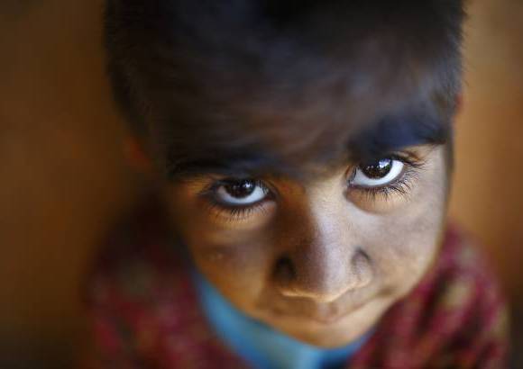 Reuters - El hijo menor de Devi a&#250;n no puede practicarse este tratamiento debido a su corta edad.
