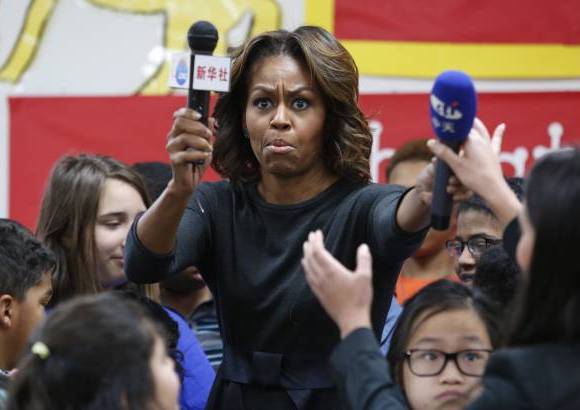 Reuters - Michelle Obama, en su visita a una escuela China en Washington, encontr&#243; micr&#243;fonos bajo su silla. Los micr&#243;fonos pertenec&#237;an a estaciones de televisi&#243;n de dicho pa&#237;s que preparan el cubrimiento del viaje de la primera dama a China.