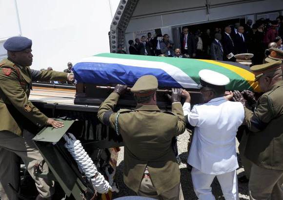 REUTERS - Los habitantes de Qunu convivieron con &#233;l, y algunos lo recuerdan como un amigo cercano, pero hoy no pudieron asistir al funeral de Estado que se celebr&#243; a escasos metros de sus casas, porque era un acto reservado para familiares, mandatarios pol&#237;ticos y personalidades p&#250;blicas.