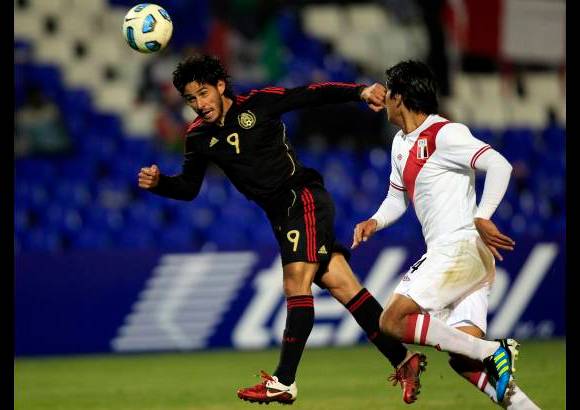 Reuters - M&#233;xico apareci&#243; como un equipo t&#237;mido, que solo buscaba crear algo de juego al juntar al habilidoso Reyes con Dos Santos, pero sin mayores alternativas para inquietar a Fern&#225;ndez.