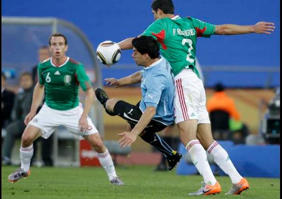 AP - En la segunda parte, Uruguay aprovech&#243; la desesperaci&#243;n de M&#233;xico para atacar con peligro en los primeros minutos.