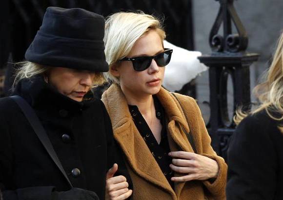 AP - La actriz Michelle Williams estuvo en el velorio y en el funeral.