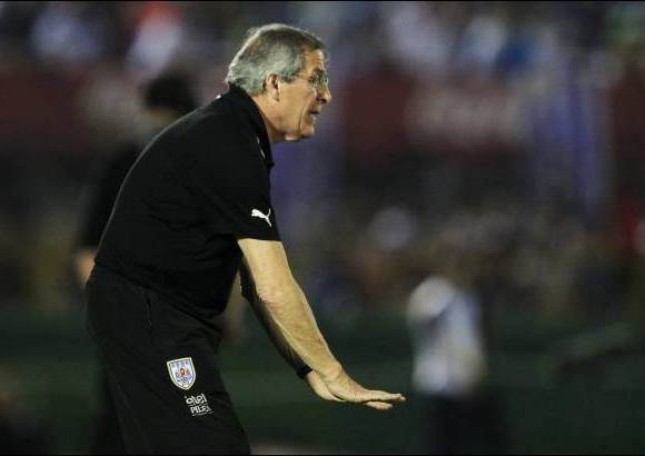 Reuters - En el final del primer tiempo, el local plante&#243; mejor su juego y tuvo m&#225;s llegadas al &#225;rea rival. En la imagen el profesor &#211;scar Washington Tab&#225;rez, t&#233;cnico uruguayo.