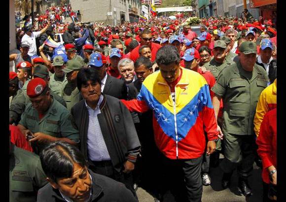 AP - &quot;&#161;Estamos con ustedes&#133;&quot;, gritaban los chavistas cada vez que divisaban a alg&#250;n ministro o alto dirigente pol&#237;tico.