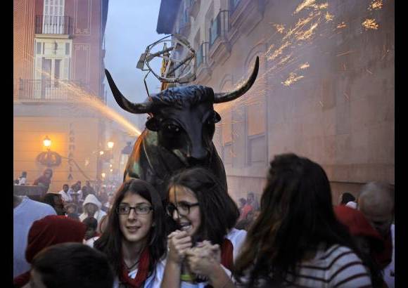 AFP - Las fiestas San Fermín, en las que una multitud corre junto a seis toros bravos por las calles de Pamplona, en España, son uno de los mayores atractivos en esta época del año. Desde 1924, 15 personas han muerto en los encierros que fueron inmortalizados en la novela Fiesta de Hemingway.