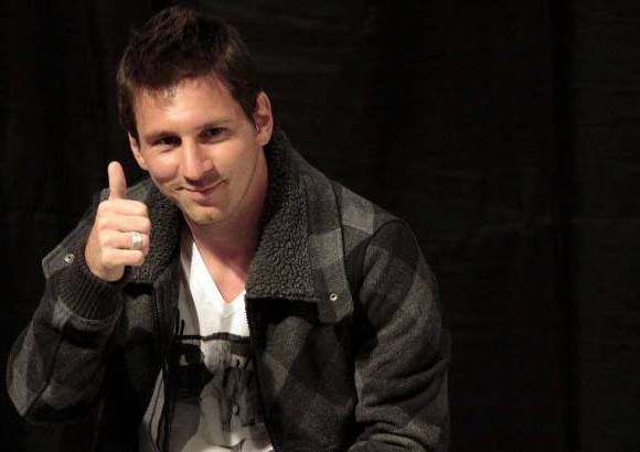 Colprensa - El astro argentino Lionel Messi, figura principal de la Batalla de las Estrellas que se disputar&#225; este jueves en Bogot&#225;, asegur&#243; que le gustar&#237;a jugar el resto de su vida en el Barcelona, tras desestimar cualquier posibilidad de jugar con el Real Madrid.