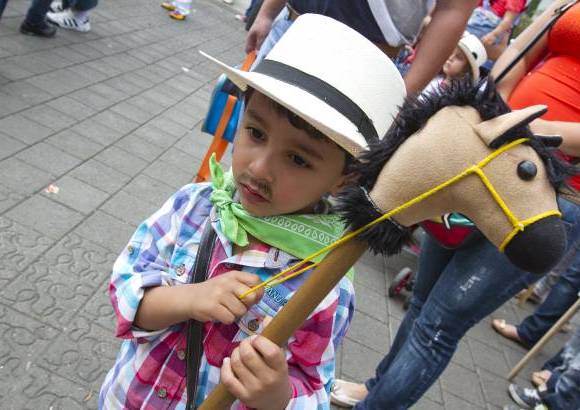 Esteban Vanegas - La banda de m&#250;sica infantil de la Plic&#237;a acompa&#241;&#243; el recorrido con los ni&#241;os y sus caballitos de palo.