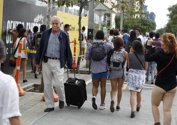 Manuel Saldarriaga - La manifestaci&#243;n de j&#243;venes en prendas &#237;ntimas sorprendi&#243; en la tarde del domingo a los usuarios del metro en la Estaci&#243;n Niqu&#237;a, de Bello, y a las transe&#250;ntes de los alrededores de Plaza Mayor, la calle 33 y Avenida Las Vegas, hasta Ciudad del R&#237;o, en Medell&#237;n.