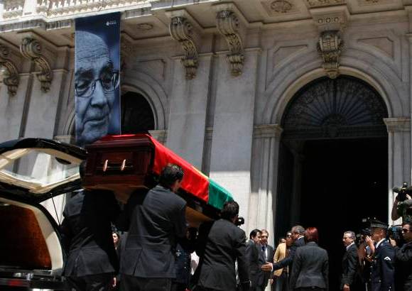 AP - La Iglesia cat&#243;lica portuguesa manifest&#243; su pesar por la muerte del escritor Jos&#233; Saramago y ensalz&#243; su obra, aunque lament&#243; las pol&#233;micas en torno a la religi&#243;n provocadas por algunos de sus libros.