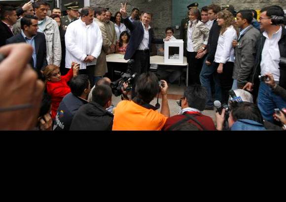 AP - Juan Manuel Santos hizo de la Seguridad Democr&#225;tica el eje de su programa de gobierno.