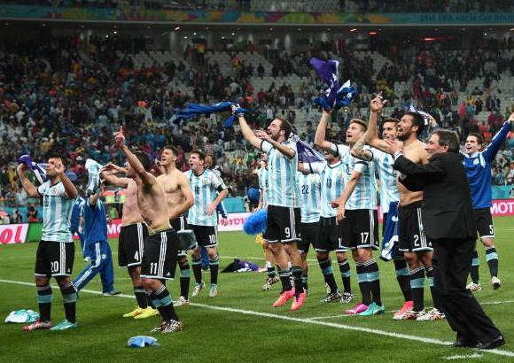 FOTO AFP - Por tercera vez en la historia habr&#225; final entre la albiceleste y los alemanes, con un t&#237;tulo por lado. La &#250;ltima final de Argentina justamente fue ante los germanos. R&#237;o de Janeiro ser&#225; el privilegiado escenario de un hist&#243;rico desempate entre dos potencias del f&#250;tbol mundial.