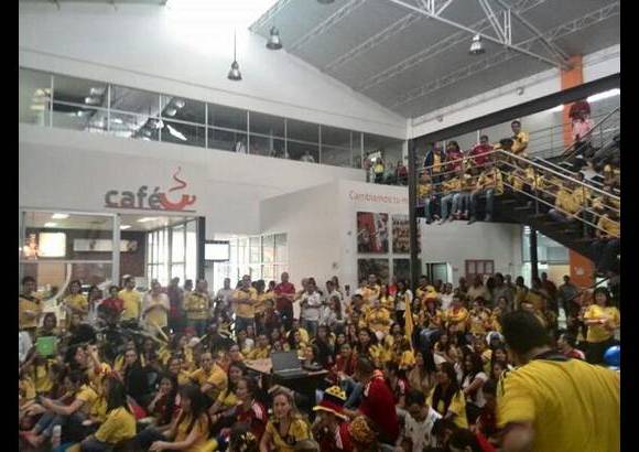 Cortesía - En Medellín, las empresas se paralizaron para que sus empleados vieran el partido. En esta imagen, el Grupo Orbis.